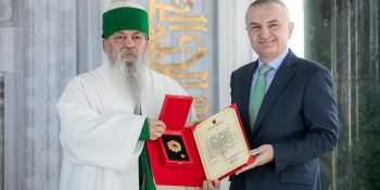The former Bektashi World Grandfather, Sali Njiazi Dede, is honored (after passing from this life) with the High Decoration “Honor of the Nation”, by the President of the Republic Meta