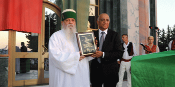 Dr. Munr Kazmir, vice president of the US congress of the Jews, decorates the Headfather and the Bektashi community