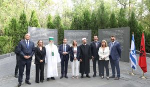 KRYEGJYSHI BOTËROR, SHENJTËRIA E TIJ, HAXHI DEDE BABA, EDMOND BRAHIMAJ MERR PJESË NË PËRKUJTIM E VIKTIMAVE TË HOLOKAUSTIT 