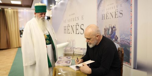 KRYEGJYSHI BOTËROR I BEKTASHINJVE, HAXHI DEDE BABA EDMOND BRAHIMAJ, MORI PJESË NË PROMOVIMIN E LIBRIT “ NË SOFRËN E HËNËS ”, TË KRYEMINISTRIT EDI RAMA