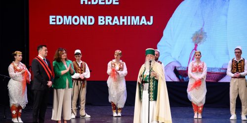 ZHVILLOHET NË ELBASAN CEREMONIA E DHËNIES SË TITULLIT ‘NDERI I QARKUT ELBASAN’, KRYEGJYSHIT BOTËROR BEKTASHIAN, HAXHI DEDE BABA EDMOND BRAHIMAJ