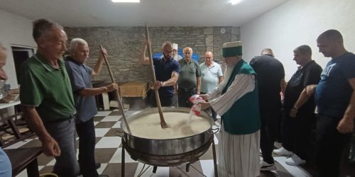 ZHVILLOHET CEREMONIA E ASHURES NË TEQENË HARABATI BABA, TETOVË 