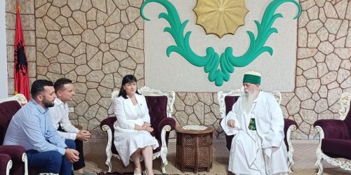 ZHVILLOHET CEREMONIA E ASHURES NË TEQENË E KUZUM BABAIT, VLORË