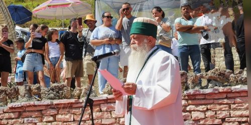 DIT’ ADHURIMI, PAQE E SHPRESE NË PELEGRINAZIN BEKTASHIAN NË MALIN E TOMORRIT. ZHVILLOHET CEREMONIA ZYRTARE